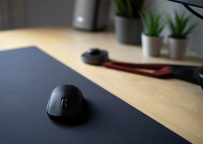 電競滑鼠墊的材質暗戰：布墊、樹脂墊、玻璃墊與鋁墊，誰才是你的準星最佳搭檔？