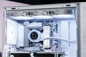 電競桌底散熱全解析：解決主機廢氣與理線倉積熱